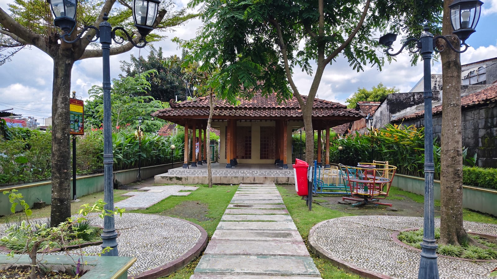 Mengelola Sampah Organik di RTHP dengan Biopori Jumbo (BIMBO)