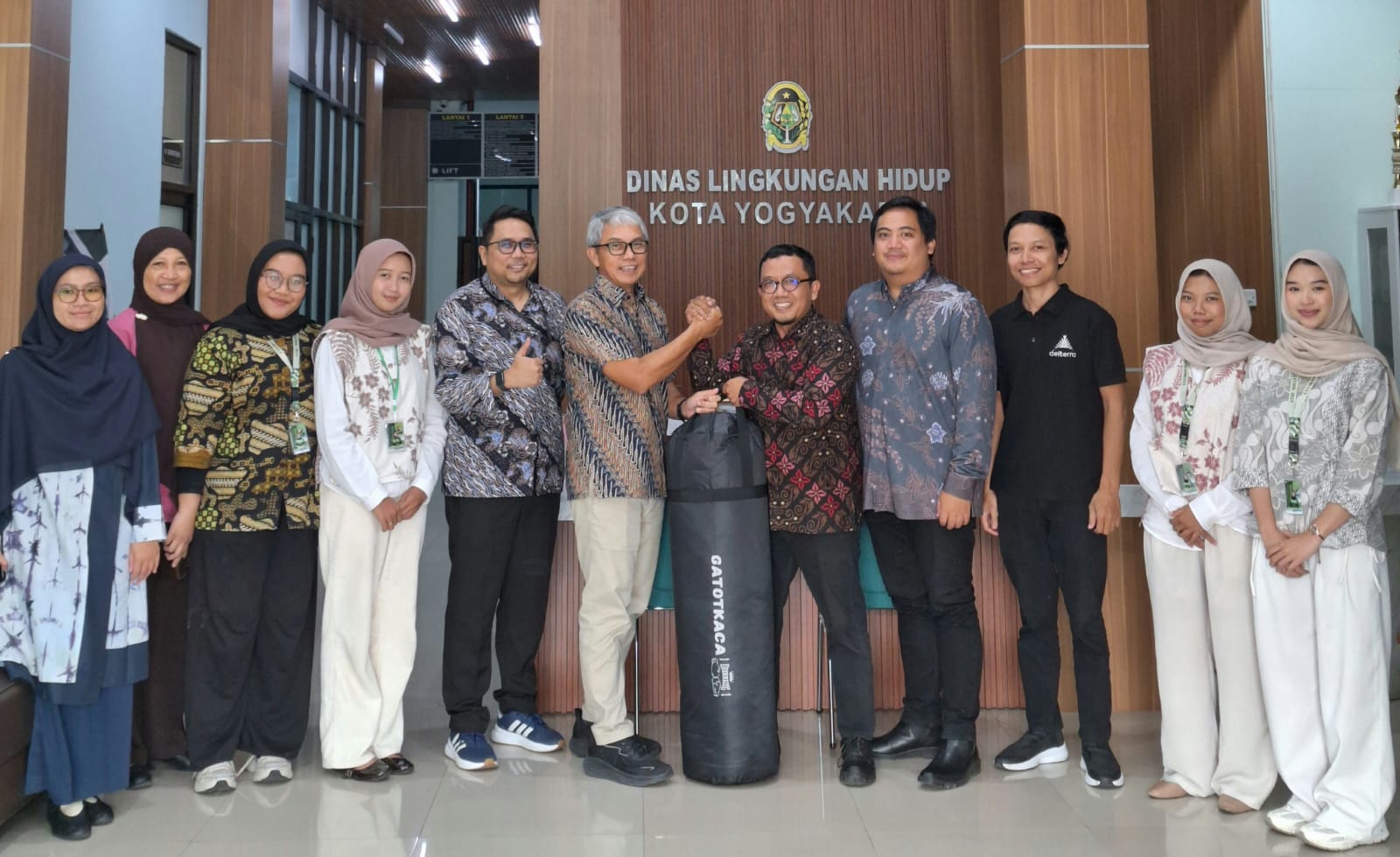 Dinas Lingkungan Hidup Kota Yogyakarta bersama Mahasiswa Fakultas Kedokteran Universitas Negeri Semarang Gandeng Delterra, Ubah Kasur Kapuk Bekas Jadi Samsak Tinju