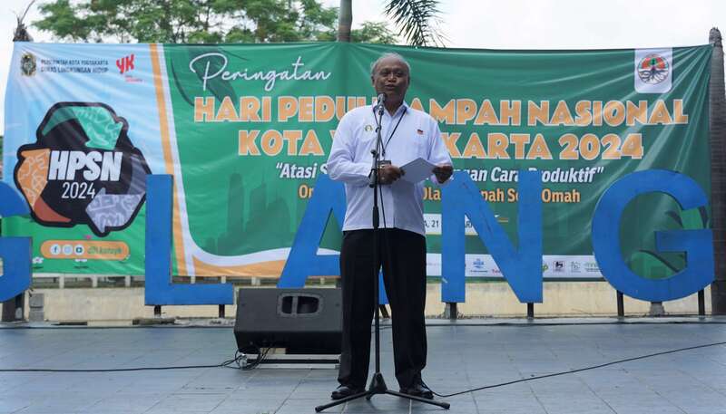 Kepala Dinas Lingkungan Hidup Kota Yogyakarta memberikan sambutan sekaligus membuka puncak acara HPSN Kota Yogyakarta